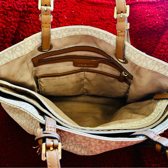 Michael Kors Large Tore with Side Pockets and interior Pockets - Picture 4 of 6